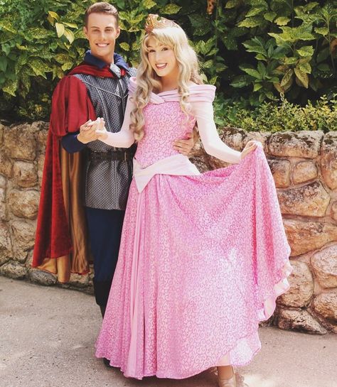 Disney Çiftleri, Disney Couple Costumes, Couple Costumes For Halloween, Aurora Costume, Sleeping Beauty Costume, Prince Costume, Disney Couple, Cinderella And Prince Charming, Costumes For Halloween