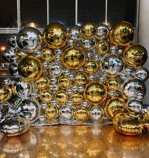 Unbelievable New Year Outdoor Decorations Ideas 2024 Silver And Gold Backdrop, Silver And Gold Decorations Party Ideas, New Years Backdrop, Gold Theme Birthday, Nye Decorations, 18th Birthday Party Themes, Deco Ballon, Disco Party Decorations, Gatsby Themed Party