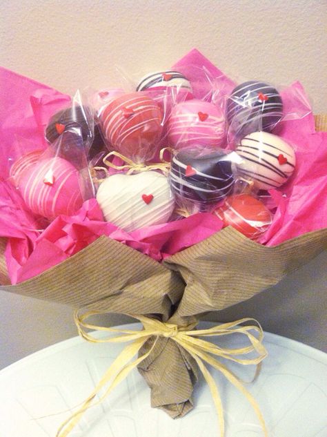 Cake Pops Weihnachten, Valentine's Snacks, Cake Pop Boxes, Perfect Cake Pops, Rose Cake Pops, Flower Pot Cake, Cake Pop Bouquet, Valentine Cake Pop, Christmas Cupcakes Recipes