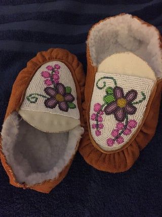 Moose Hide Moccasins : 6 Steps (with Pictures) - Instructables Beaded Vamps, Indian Slippers, Métis Beadwork, Moccasins Pattern, Southwestern Christmas Ornaments, Ribbon Dresses, Baby Moccasin Pattern, Baby Mocs, Floral Beadwork