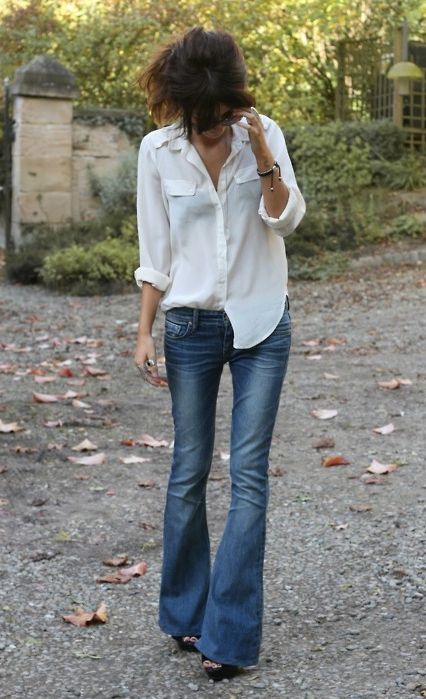 Flared pants look chic with a plain white blouse.  | 32 Perfect Fall Outfits Flare Jeans Outfit, Mode Tips, Angela Davis, Perfect Fall Outfit, Lauren Hutton, Bohol, Fashionista Style, Cut Offs, Mode Casual