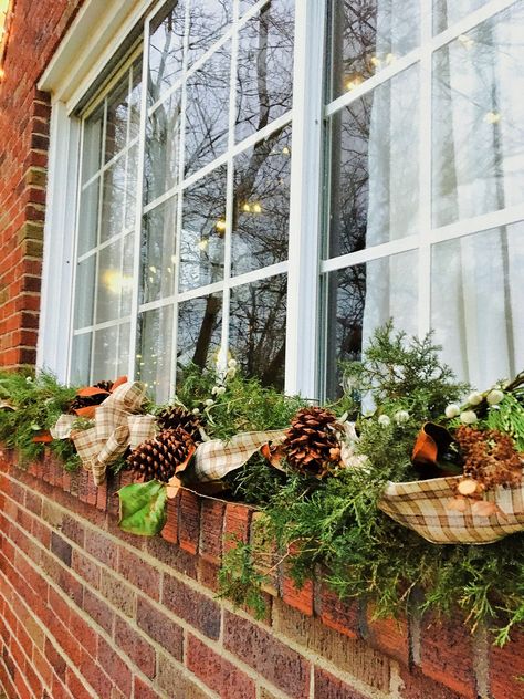 Above Window Christmas Decor, Outside Christmas Window Decorations, Window Christmas Decor Ideas Diy, How To Decorate Windows, Window Sill Christmas Decor, Christmas Windowsill Decor, Christmas Window Decorations Outdoor, Christmas Conservatory, Decorate Window Sill