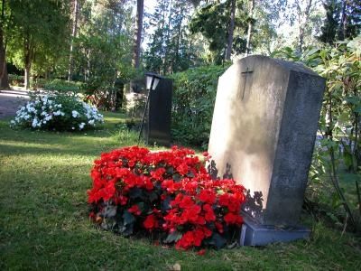 Flowers to Plant on a Gravesite Planting Rose Bushes, Gravestone Flowers, Memorial Day Flowers, Grave Blanket, Memorial Service Ideas, Cemetery Ideas, Wedding Remembrance, Flower Arrangements Bouquets, Palm Tree Decorations