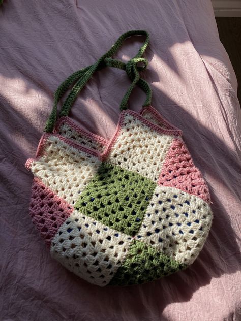 Patchwork Bags Crochet, Crochet Square Bag Pattern, Crochet Bag Inspiration, Crochet Patchwork Bag, Summer Crochet Bag, Crochet Square Bag, Crochet Shoulder Bags, Fall Crochet Patterns, Crochet Business