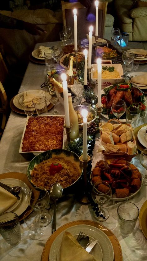 Potluck Dinner Aesthetic, Dinner Table Food Layout, Christmas Dinner Aesthetic Table, Isabelle Heikens Dinner Party, Thanksgiving Dinner Party Aesthetic, Shabbat Dinner Aesthetic, Winter Dinner Aesthetic, Social Gathering Aesthetic, November Dinner Party