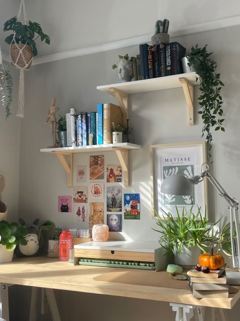 Floating Shelves Over Computer Desk, Shelf Room Decor Aesthetic, Floating Shelves Room Aesthetic, Desk With Floating Shelves Above It, Shelf Desk Ideas, Aesthetic Floating Shelves, Repisas Aesthetic, Floating Shelves Aesthetic, Above Desk Decor