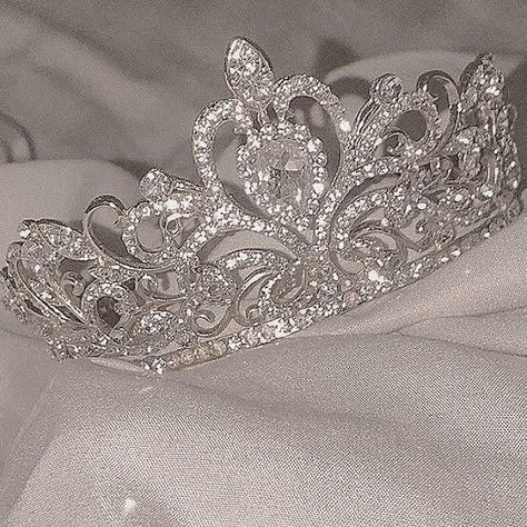 White Princess Aesthetic, Angelcore Aesthetic, Crown Aesthetic, Cybercore Aesthetic, Headpiece Jewelry, Gray Aesthetic, White Swan, Princess Aesthetic, + Core + Aesthetic