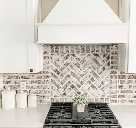 Shiplap For Kitchen Backsplash, Brick Backsplash Behind Stove, White Wash Brick Kitchen, White Kitchen Cabinets With Brick Backsplash, White Wash Brick Backsplash, Georgia Cottage, Splashback Kitchen Ideas, Tuscan Kitchens, Backsplash Kitchen White Cabinets