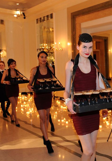 #weddinghour cool reception idea, Usherette style cocktail waitress's #weddingstylist Deco Cinema, Waitress Outfit, Jazz Party, Business Decoration, 1920s Looks, Carousel Party, Cocktail Waitress, Hat Inspiration, Pin Head