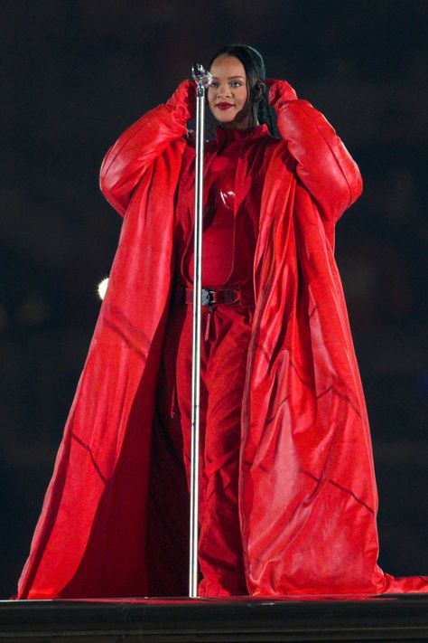 Rihanna Red Outfit, Rihanna Costume, Superbowl Halftime Show, Fenty Fashion, State Farm Stadium, Rihanna Cover, Glendale Arizona, Halftime Show, Parade Float