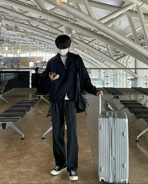 Airport Outfit Male, Men Pose, Boy Best Friend Pictures, Exo Lockscreen, Boy Best Friend, Korean Boys, Mens Outfit Inspiration, Model Aesthetic, Boys Fashion