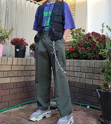 90s Vest Outfits, Utility Vest Outfit Streetwear, Utility Vest Outfits For Women, Utility Vest Outfit, Vest Street Style, Vest Outfit Women, Camping Outfits For Women, Korean Street Fashion Men, Mv Outfits