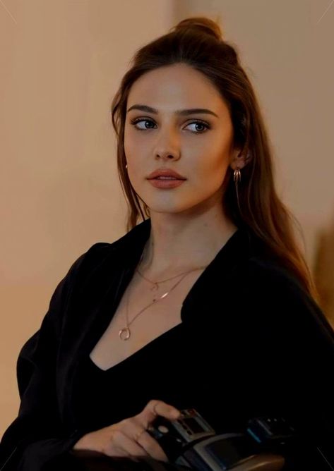 Turkish Actors Women, Hande Erçel Hair, Turkey Actress, Aesthetic Female, Alina Boz, Elegant Outfit Classy, Female Face Claims, Turkish Women Beautiful, Normal Girl