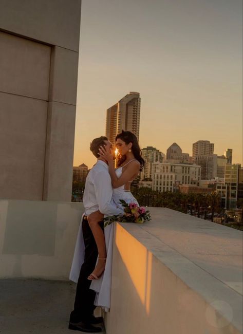 Downtown Couple, City Engagement Pictures, Classy Engagement Photos, Rooftop Photoshoot, Engagement Announcement Photos, Courthouse Wedding Photos, Creative Engagement Photo, Engagement Picture Outfits, Cute Engagement Photos