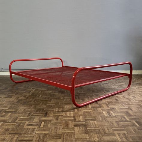 Low Sitting Furniture, Metallic Bed Frame, Metal Couch Frame, Chrome Bed Frame, Retro Bed Frame, Metal Frame Bedroom Ideas, Bauhaus Bed, Bauhaus Apartment, Bauhaus Furniture Design