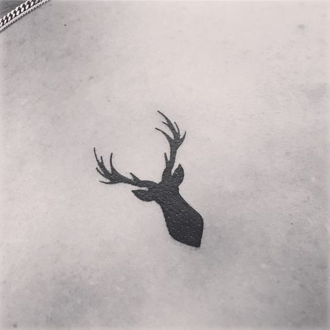 Simple stag silhouette tattoo Stags Head Tattoo, Small Elk Tattoo, Tattoo Real, Elk Tattoo, House Sigil, Stag Tattoo, Fox Tattoo Design, Lioness Tattoo, Tattoo Travel