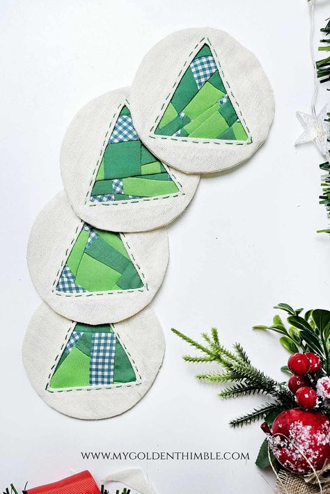 Quilted Christmas Coasters DIY - Free Sewing Pattern Christmas Coasters Diy, Sew Coasters, Diy Fabric Coasters, Use Fabric Scraps, Crumb Quilting, Homemade Coasters, Coasters Diy, Crumb Quilt, Christmas Color Palette