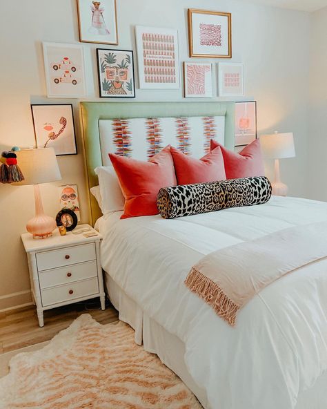 Bright Color Bedroom Ideas For Adults, Tropical Glam, College Apartments, College Dorm Room Decor, Dorm Room Inspiration, Preppy Room Decor, Mobile Art, Art Tropical, Preppy Room