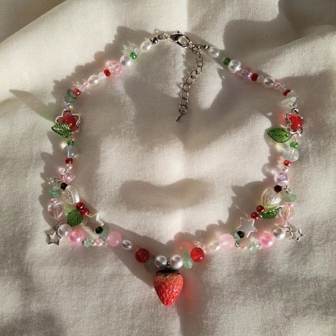 Strawberry Jewelry Diy, Calendario Aesthetic, Strawberry Accessories, Strawberry Jewelry, Korean Accessories, Funky Jewelry, Bracelet Ideas, Handmade Jewelry Diy, Bracelets Handmade Beaded