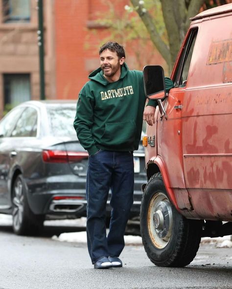 Studio Vibes, Casey Affleck, Cozy Outfits, Guys Clothing Styles, Ben Affleck, Outdoor Men, Men Fashion Casual Outfits, Cozy Outfit, Mens Streetwear