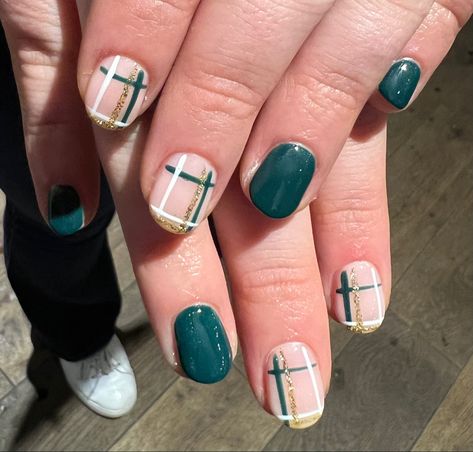 Green Plaid Nails Christmas, Tartan Nails Christmas, Christmas Tartan Nails, Scottish Nail Art, Sage Green Christmas Nails, Tartan Nail Art, Plaid Winter Nails, Christmas Nails Short Green, Forest Green Christmas Nails