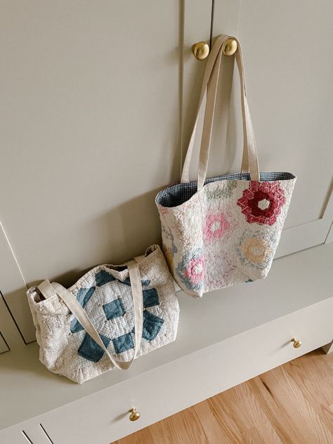 Vintage Quilt Tote Bags - Kitty Cotten Quilt Upcycle Ideas, Patchwork Tote Bags Free Pattern, Quilt Bags And Totes Patterns, Free Tote Bag Sewing Pattern, Quilted Bag Patterns Free, Fabric Collage Ideas, Quilt Upcycle, Quilted Tote Bags Tutorial, Quilted Tote Bags Patterns