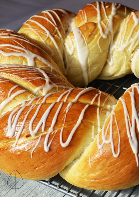 This sweet holiday wreath bread is an easy recipe for all holiday occasions. It is made with butter, sugar and a hint of cardamon. Christmas Sweet Bread Wreath, Holiday Yeast Bread Recipes, Xmas Bread Ideas, Bread Wreath Braided, Fancy Bread Recipes, Christmas Bread Wreath, Cardamon Bread, Christmas Wreath Bread, Xmas Bread