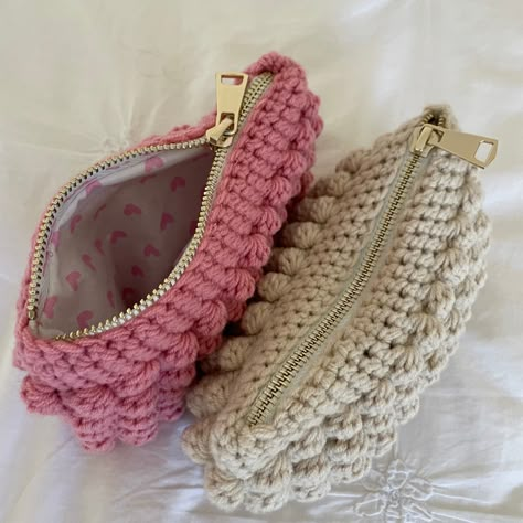 Bobble Bag Crochet, Crochet Bobble Bag, Crochet Pouch Tutorial, Crochet Travel Accessories, Potlis Bags, Crochet Pencil Case, Loop Crochet, Cute Pencil Pouches, Crochet Travel