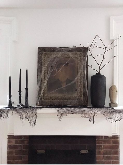 Classy Black Halloween Decor, Spooky Chic Decor, Beautiful Halloween Decor, Halloween Decor Vintage, Halloween Party Diy Decor, Halloween Tablescapes Dining Room, Dark Academia Halloween Decor, Vintage Halloween Aesthetic Decor, Spooky Chic Halloween Decor