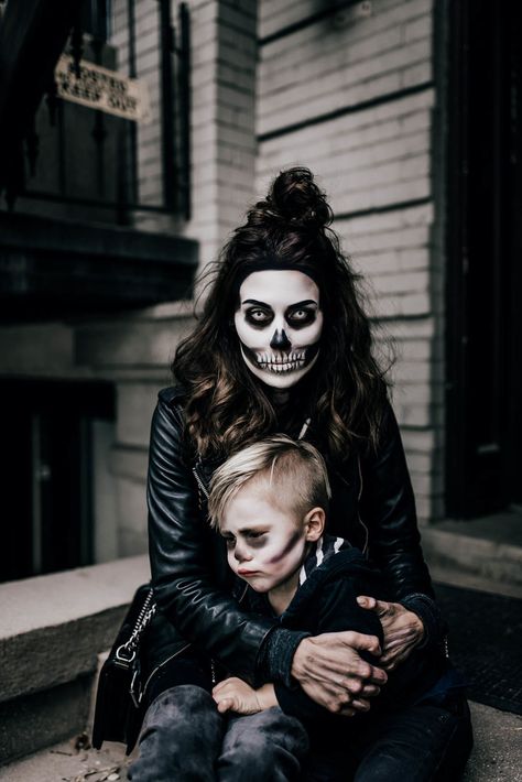 Mother Son Halloween Costumes, Diy Fantasia, Scary Halloween Food, Mom Halloween Costumes, Mommy Son, Makeup Zombie, Halloween Makeup Clown, Photo Halloween, Matching Halloween Costumes