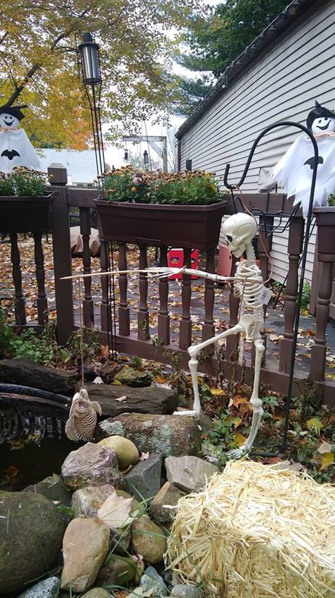 Halloween Pond Ideas, Halloween Pond Decoration, Fishing Skeleton Decoration, Skeleton Fishing Halloween, Skeletons On Fence, Funny Outdoor Skeleton Display, Skeleton Fishing, Skeleton Decorations Outdoor Funny, Halloween Decorations Outdoor Porch