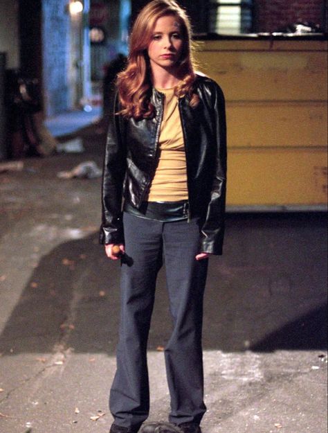 Buffy Style Outfits, Sarah Michelle Gellar Outfits, Sarah Michelle Gellar 90s Outfits, Buffy Summers Outfits Style, Faith Buffy The Vampire Slayer Outfits, Buffy Halloween, Buffy Summers Outfits, Vampire Slayer Outfits, Buffy The Vampire Slayer Outfits