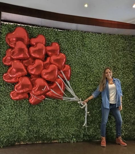 Heart Backdrop Ideas, Valentine Pictures Background, Valentines Day Restaurant Decor, Valentines Backdrop Photo Booths, Balloon Heart Wall, Marriage Conference Decorations, Valentines Display Ideas, Saint Valentine Ideas, Valentines Day Decorations Restaurant