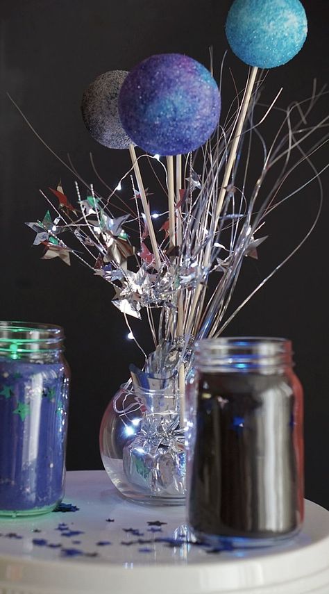 Galaxy Table Centerpieces, Diy Galaxy Wedding Decorations, Galaxy Party Table Decor, Galaxy Table Decor, Table Centerpiece Ideas For Party, Space Backdrop Diy, Under The Stars Theme Decorations, Space Theme Table Decor, Space Themed Table Decor