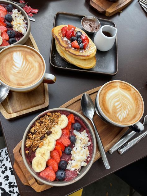 Brunch Coffee Bar Ideas, Cafe Plates Ideas, London Breakfast Aesthetic, Cafe Breakfast Aesthetic, Brunch Cafe Aesthetic, Brunch Restaurant Aesthetic, Healthy Cafe Food, Cute Breakfast Aesthetic, Breakfast Restaurant Aesthetic