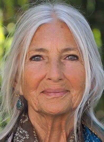 Natural White Hair, Hair Silver, Beautiful Gray Hair, Natural Highlights, Hair White, Long Gray Hair, Super Hair, Ageless Beauty, Aging Gracefully