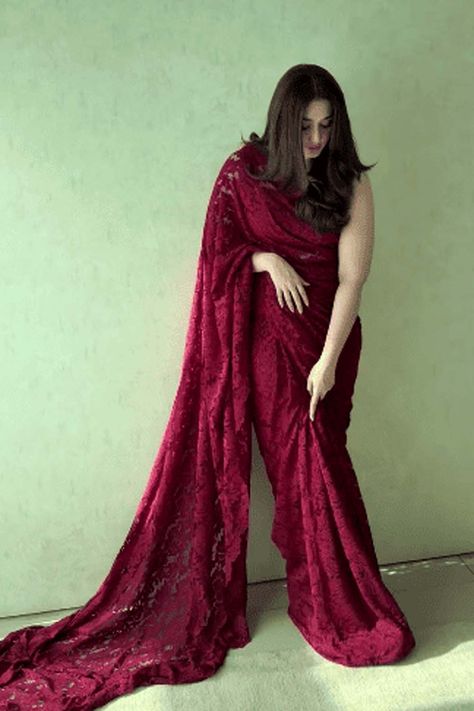 After seeing Dur-e-Fishan Saleem's latest picture, no one dares to say no to a red saree. She makes it look absolutely stunning. Red Sequin Saree, 90s Bollywood Actress, Baggy Dresses, Fancy Sarees Party Wear, Desi Fashion Casual, Traditional Indian Outfits, Vogue India, Red Saree, Stylish Dress Book