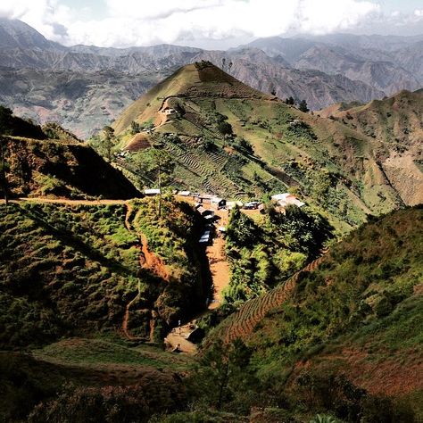 Homes on top of the hills, family farms and trails mark the countryside in Haiti Haiti Mountains, Haiti Nature, Carribean Honeymoon, Caribbean Pictures, Caribbean Photos, Caribbean Honeymoon, Haitian Culture, Caribbean Vacation, Mission Trip