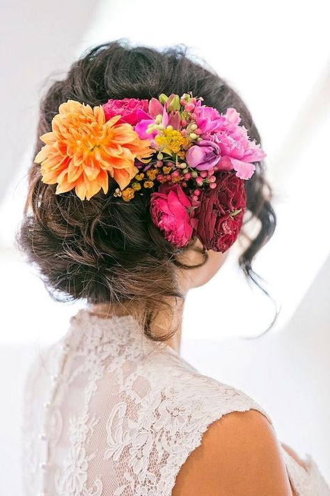 Bohemian Wedding Colors, Bohemian Garden Party, Wedding Hairstyles And Makeup, Bridal Floral Headpiece, Flower Crown Hairstyle, Bird Wedding, Boda Mexicana, Best Wedding Hairstyles, Flowers In Her Hair