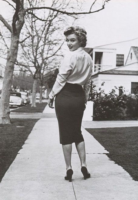 The pencil skirt became popular after World War II when the cost of fabric became too high. This is a picture of Marilyn Monroe wearing a pencil skirt. It is fit at the waist and gives off an hourglass shape. It was often worn with a jacket that also followed the hourglass structure. Is was worn as part of the women's business suit. Philippe Halsman, Yoga Jeans, Joe Dimaggio, Teddy Boys, Norma Jean, Norma Jeane, How To Pose, High Rise Denim, Jeans Boyfriend