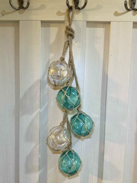 A glass fishing float wall hanging Dollar Tree DIY Beach Theme Bathroom Diy, Dollar Tree Nautical Diy, Nautical Diy Crafts, Beach Theme Bathroom Decor, Rustic Beach Decor, Dollar Tree Diys, Sea Things, Home Decor Coastal, Diy Beach Decor