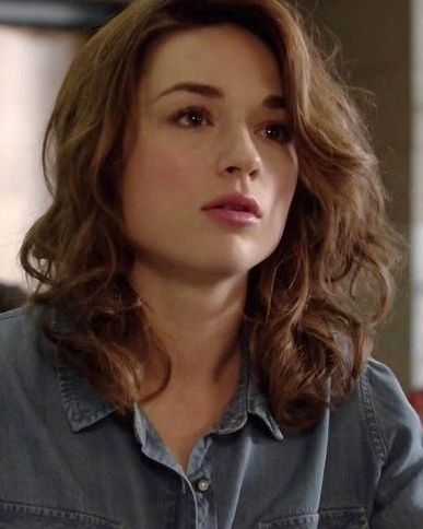 Crystal Reed's short hair | hairstyles | Pinterest Allison Argent Short Hair, Crystal Reed Hair, Under The Cherry Moon, Avatar Women, Hairstyles Pinterest, Crystal Marie, Hair Aesthetics, Spy Girl, Wolf Haircut