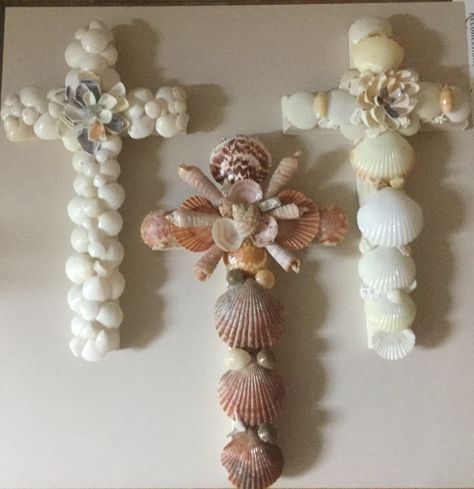 Crosses Olive Shell Crafts Seashells, Shell Crosses Diy, Sea Shell Cross, Seashell Cross, Shell Cross, Seashell Christmas Ornaments, Sea Shells Diy, Oyster Shell Crafts, Art Coquillage