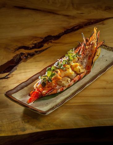 Prawn Plating, Fish Plating Presentation, Tiger Prawn, Tiger Prawns, Gluten Free Lemon Bars, Food Presentation Plates, Gourmet Food Plating, Fine Dining Recipes, Easy Food Art