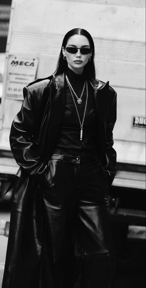 Matrix Womens Outfit, Black Leather Coat Aesthetic, Black Leather Coat Outfit Aesthetic, Matrix Style Outfit, Leather Coat Outfit 90s, Neo Noir Fashion, Long Black Leather Coat Outfit, Leather Outfit Photoshoot, Matrix Aesthetic Fashion