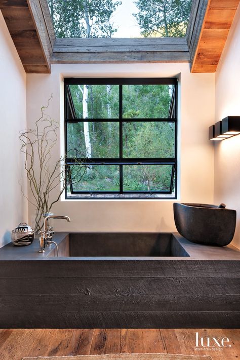 Colorado Mountain Homes, Guest Bathroom Design, Bathroom Black, Modern Mountain Home, Mountain Modern, Modern Mountain, Luxe Interiors, Mountain Homes, Artist House