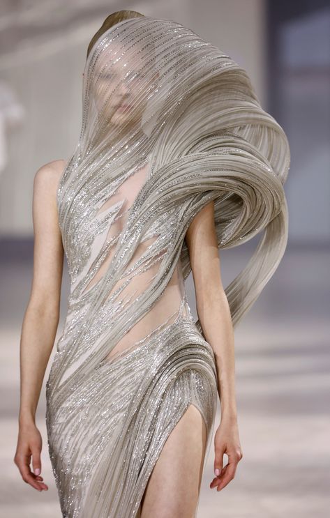 Weather Inspired Fashion, Movement In Fashion Design, Movement In Fashion, Wind Inspired Fashion, Rhythm In Fashion Design, Iris Van Herpen Couture 2023, Otherworldly Fashion, Fashion Inspired By Nature Haute Couture, Sculptural Couture