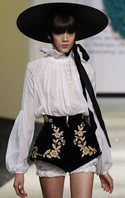 juliana sergeenko . SS13 Historical Clothes, Unusual Clothes, Modern French, Witch Fashion, Fashion Inspiration Design, Couture Fashion, Paris Fashion Week, Fashion Models, High Fashion