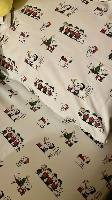 Christmas Bedsheets Aesthetic, Snoopy Bed Sheets, Christmas Bedsheet, Snoopy Bed, Snoopy Bedding, Christmas Bed Sheets, Christmas Decir, Christmas Dorm Decorations, Ugly Christmas Sweater Ideas