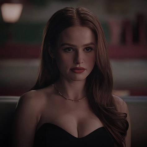 Cheryl Blossom Riverdale, Riverdale Cheryl, Girlfriend Goals, Madelaine Petsch, Cheryl Blossom, Fur Fashion, Profile Photo, Girl Icons, Dance Videos